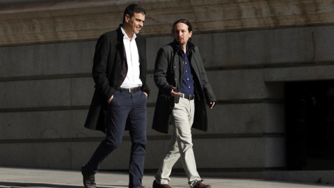 Pablo Iglesias y Pedro Sánchez, en su llegada juntos al Congreso antes de su reunión. EFE/J. J. Guillén