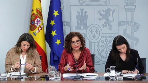 Las ministras de Trabajo, Yolanda Díaz; Hacienda, María Jesús Montero e Igualdad, Irene Montero (i a d); durante la rueda de prensa posterior a la reunión del Consejo de Ministros, en La Moncloa. EFE/Juan Carlos Hidalgo