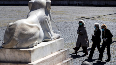 Personas con máscaras protectorasn en la plaza Piazza del Popolo en Roma, Italia, durante un encierro nacional por la pandemia.- EFE / EPA / ANGELO CARCONI