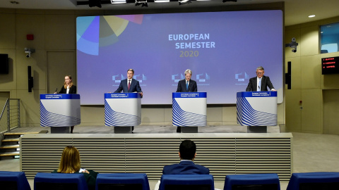 El vicepresidente económico de la Comisión Europea, Valdis Dombrovskis, el comisario de Economía, Paolo Gentiloni, y el de Empleo y Derechos Sociales, Nicolas Schmit, en una rueda de prensa conjunta sobre el Semestre Europeo 2020, en Bruselas. REUTERS/