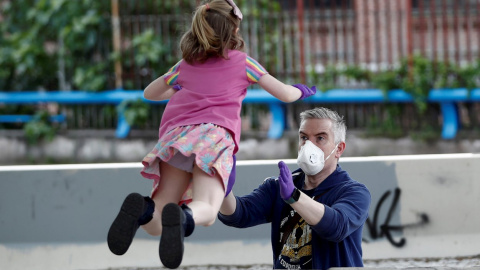 Un padre juega con su pequeña en Madrid, este domingo en el que se cumplen 43 días de confinamiento y en el que más de seis millones de niños menores de 14 años pueden salir a la calle una hora al día, junto a un adulto y a un kilómetro como máxim