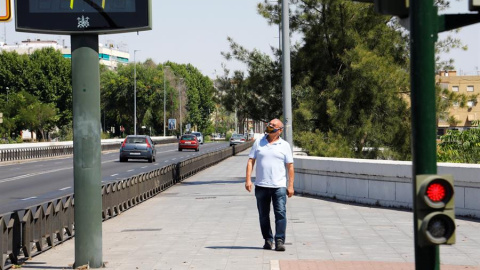 Un hombre usa mascarilla en plena ola de calor en Sevilla. EFE