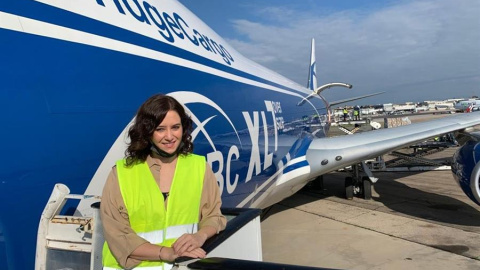 La presidenta regional, Isabel Díaz Ayuso, ha recibido este domingo en el aeropuerto de Barajas un avión de la Comunidad de Madrid .- EFE/COMUNIDAD DE MADRID