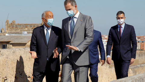 01/07/2020.- El rey Felipe VI (i) y el presidente del Gobierno, Pedro Sánchez (d) a su llegada al acto oficial de la reapertura, tras tres meses y medio cerradas por el coronavirus, de la fronteras entre España y Portugal este miércoles en Badajoz. EFE