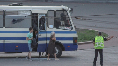 Momento en el que varios de los rehenes salen del autobús. - EFE