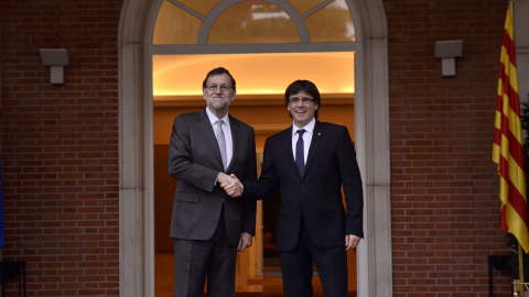 Carles Puigdemont junto a Mariano Rajoy en una foto de archivo. EUROPA PRESS