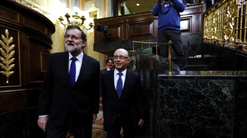 El presidente del Gobierno, Mariano Rajoy, con el ministro de Hacienda, Cristóbal Montoro, en el Hemiciclo del Congreso. E.P.