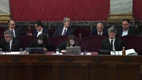 Los acusados Oriol Junqueras , Raül Romeva, Joaquim Forn, Jordi Sánchez, Jordi Turull, detras de los abogados Andreu Van den Eynde y Jordi Pina, durante la décima semana del juicio del procés con la declaración como testigo del número dos del operat