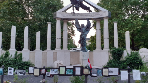 La imagen del Almirante Miklós Horthy comparte espacio con un Memorial de las víctimas de la ocupación nazi, un monumento soviético y una estatua de Ronald Reagan en menos de 500 metros.