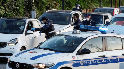 La Policía de Roma realiza chequea a los conductores de la capital para comprobar que realmente tienen la necesidad de desplazarse./ GIUSEPPE LAMI (EFE)