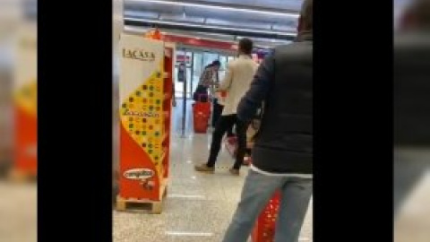 "Esto si que es un escándalo y no cuando robaban dinero público a manos llenas": varios medios atacan a Iglesias por ir a la compra sin mascarilla y las redes no dan crédito