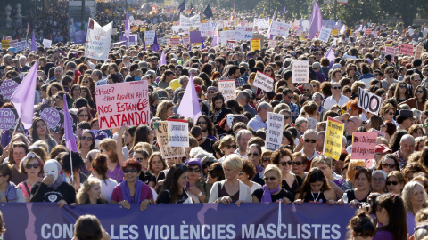 7. Decenas de miles de personas en la manifestación contra la violencia machista en Madrid. EFE/J. J. Guillén