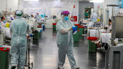 Personal sanitario, durante su jornada de trabajo en una planta del Hospital Puerta de Hierro. EFE/JuanJo Martín