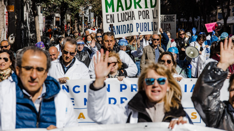 Médicos y pediatras de Atención Primaria y Urgencias Extrahospitalarias con bata blanca sujetan pancartas durante una manifestación para reclamar mejoras en el primer nivel asistencial, a 15 de marzo de 2023, en Madrid (España). Foto: Carlos Luján / 