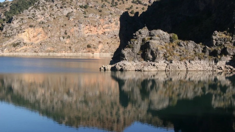 El embalse de As Conchas, en el cauce del río Limia, está a menos de veinte kilómetros de Portugal.