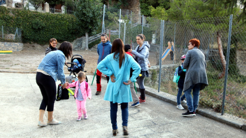 Pares, alumnes i professors al patí de l'escola de Tírvia, al Pallars Sobirà, abans d'entrar al centre. Imatge del 12 de setembre del 2019. (horitzontal) Marta Lluvich | ACN