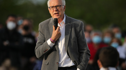 El candidato de Unidas Podemos a la Asamblea de Madrid, Agustín Moreno interviene durante el acto de cierre de campaña del partido en la Cuña Verde de Vicálvaro, a 2 de mayo de 2021, en Madrid (España). Foto: Isabel Infantes / Europa Press