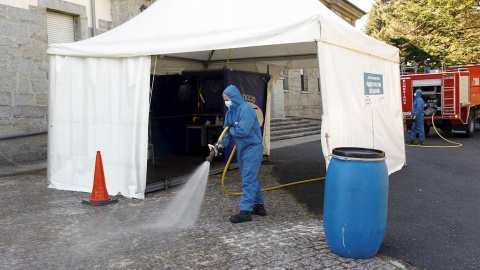 19/05/2020.- El área sanitaria de Ferrol pone un segundo puesto de toma de muestras de Covid-19 en el hospital Novoa Santos donde se atiende a pacientes con cita previa, en la imagen los bomberos desinfectan la carpa donde se toman las muestras. EFE/Kiko