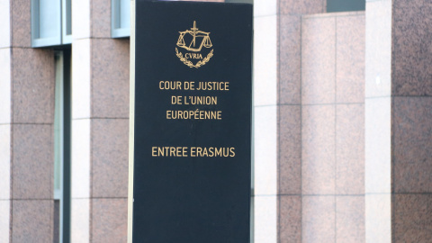 Pla curt del cartell del Tribunal de Justícia de la UE (TJUE) a Luxemburg. NATÀLIA SEGURA / ACN