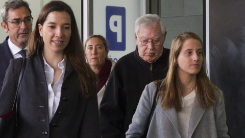 El exdirector administrativo del Palau de la Música, Jordi Montull (2d), y su hija Gemma Montull (c), acompañados de sus abogados, a su llegada a la Ciudad de la Justicia de Barcelona. EFE/Marta Pérez