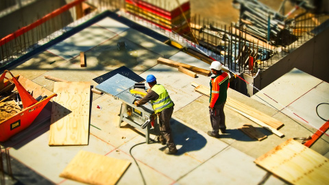 Dos operarios trabajan en una obra de construcción