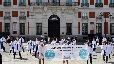 La organización Médicos Unidos por sus Derechos organiza este sábado ante la sede del gobierno regional de Madrid, en la Puerta del Sol, una concentración y un minuto de silencio por los sanitarios fallecidos durante la pandemia de COVID-19. EFE/Víct