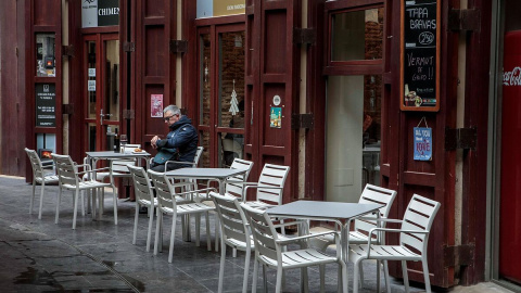 Un hombre almuerza en la terraza de un bar de Valencia.
EFE