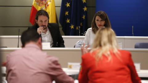 La ministra de Trabajo, Yolanda Díaz (d), y el vicepresidente del Gobierno, Pablo Iglesias (i), durante la reunión que han mantenido este viernes con la sección agraria de los sindicatos y a la que no han asistido las organizaciones agrarias Asaja, COA