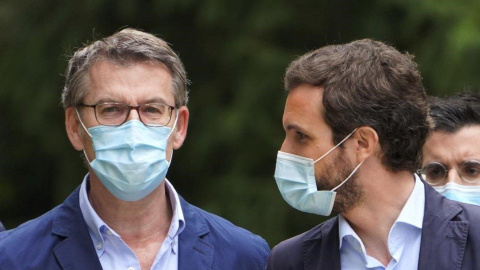 El presidente de la Xunta, Alberto Núñez Feijóo, con el líder del PP, Pablo Casado, en el acto de presentación de la lista para las elecciones del 12 de Julio realizado en Santiago de Compostela. - ÁLVARO BALLESTEROS / EUROPA PRESS