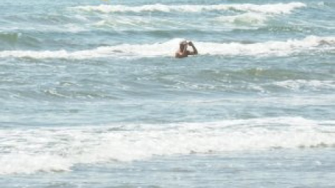 Bañistas estrenan las playas de Alboraya (Valencia) en la fase 2