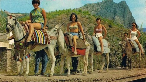 Postal de Callosa d'en Sarrià. Excursión Fuentes del Algar. Alicante, 1968.