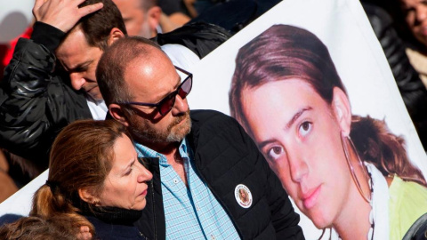 Los padres de Marta del Castillo y el abuelo, en la manifestación convocada por la familia para pedir la repetición del juicio por el asesinato de la joven | EFE/Archivo