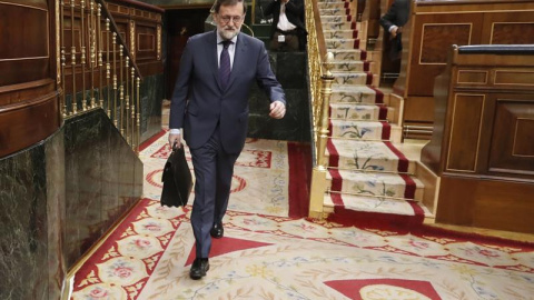 El presidente del Ejecutivo, Mariano Rajoy, a su llegada al hemiciclo del Congreso de los Diputados, para asistir a la sesión de control al Gobierno. EFE/Javier Lizón