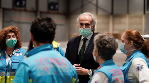 El consejero de Sanidad de la Comunidad de Madrid, Enrique Ruiz Escudero, conversa con personal sanitario de IFEMA. EFE