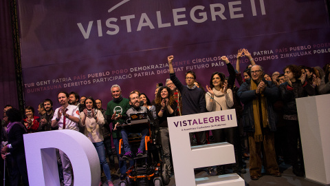 Los miembros del Consejo Ciudadano de Podemos (entre ellos, Pablo Iglesias, Irene Montero, Diego Cañamero, Pablo Echenique, Sofía Fernández, Iñigo Errejón, Clara Serra, Vicenç navarro), en el escenario tras la proclamación de los resultados de las 