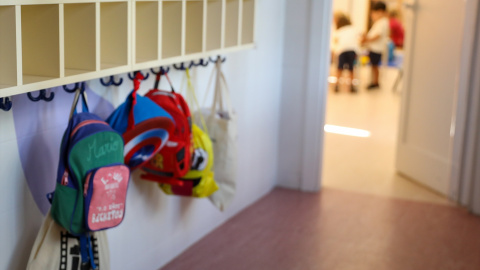  Varias mochilas en una percha de un aula de 0 a 3 años del colegio CEIP Hernán Cortés, durante el primer día de comienzo del curso escolar, a 7 de septiembre de 2022, en Madrid. Marta Fernández / Europa Press