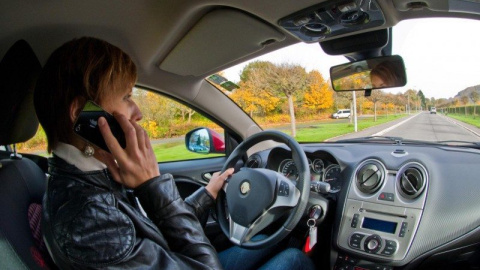 El uso del móvil al volante. EFE