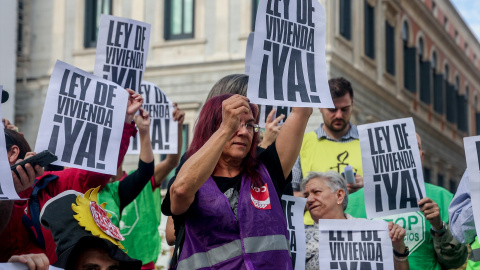 Activistas de Amnistía Internacional con pancartas se manifiestan frente al Congreso de los Diputados para denunciar los retrasos en la Ley de Vivienda en Madrid (España). Foto: Ricardo Rubio / Europa Press