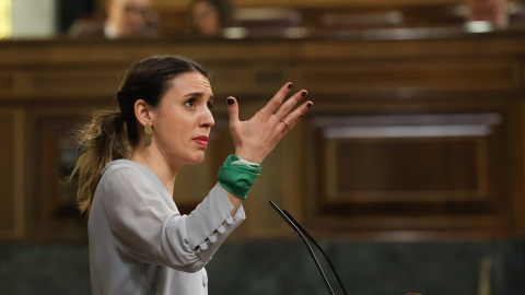 La ministra de Igualdad, Irene Montero, interviene durante una sesión plenaria en el Congreso de los Diputados, a 16 de febrero de 2023, en Madrid (España). Foto: Marta Fernández / Europa Press