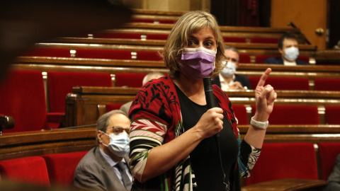 La consellera de Salut, Alba Vergés, intervenint amb mascareta a la sessió de control. ACN/Sílvia Jardí