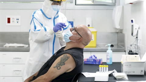 30/07/2020.- Un hombre se somete a una prueba de covid-19 en el CAP Roger de Barcelona, donde la consellera de Salud, Alba Vergés, en el marco de una visita a dicho centro, ha asegurado este jueves que 928 personas trabajan actualmente en Cataluña para 