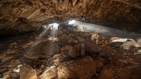 Miembros del equipo entrando en la cueva mexicana de Chiquihuite donde se han producido los últimos hallazgos. / SINC- Devlin A. Gandy