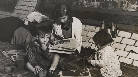 Niños refugiados en una estación del metro de Madrid durante la guerra civil. / ANTIFAFOT (AGA)