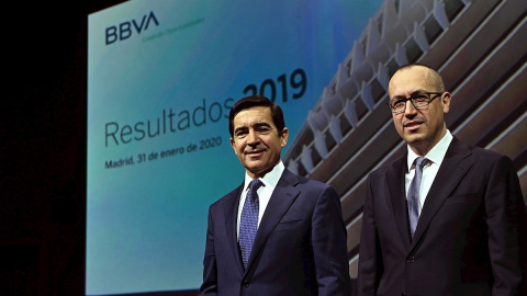 El presidente del BBVA, Carlos Torres, y el consejero delegado, Onur Genç, en la presentación de resultados de la entidad en 2019. EFE