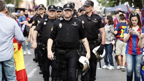 El amplio dispositivo de seguridad en las inmediaciones del estadio Vicente Calderón donde el F.C. Barcelona y el Deportivo Alavés disputan hoy la final de la Copa del Rey. EFE/Mariscal