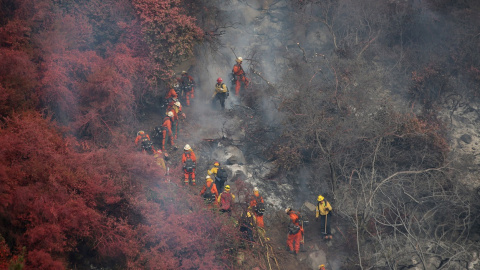 Un equipo de extinción trata de abrir una barrera para contener el fuego en un incendio forestal en las colinas de Santa Bárbara, en el estado de California (EEUU), en noviembre de 2019. REUTERS/David McNew