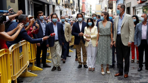 El rey Felipe VI (2d) y la reina Letizia (3d) a su llegada a la Casa-Museo Pérez Galdós. /EFE/ Ballesteros