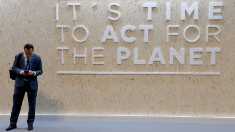 Un hombre junto al lema de la Cumbre de la ONU sobre el Cambio Climático (COP25), celebrada en Madrid en diciembre de 2019 . E.P./Clara Margais/dpa