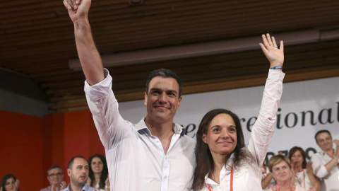 El secretario general del PSOE, Pedro Sánchez, y la nueva secretaria general del PSM, Sara Hernández .- Chema Moya (EFE)