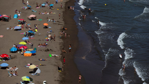 Numerosas personas disfrutan del buen tiempo en la playa del Rincón de la Victoria en Málaga, durante la fase 3 de desescalada a causa de la pandemia del coronavirus. EFE/ Jorge Zapata